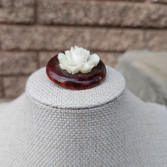 Vintage Floral Brooch Pin Brown Cream 3D Women's Accessory - Picture 2 of 3